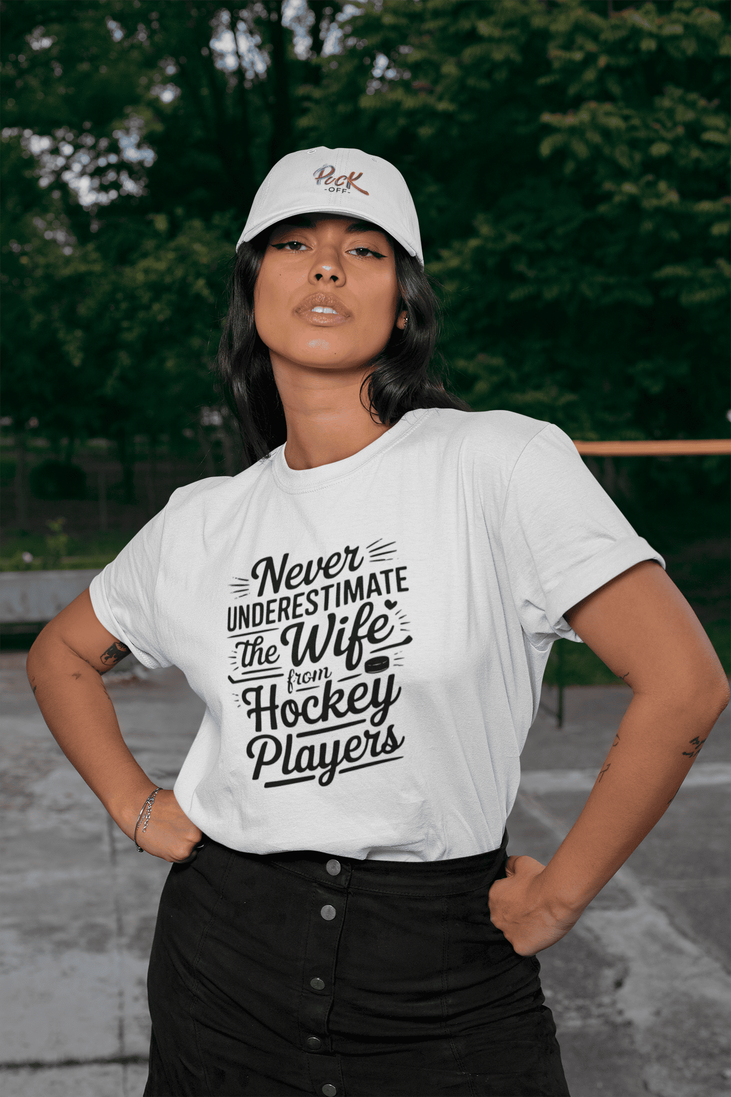 Never Underestimate Her – Damen Hockey T-Shirt mit Statement Attitude